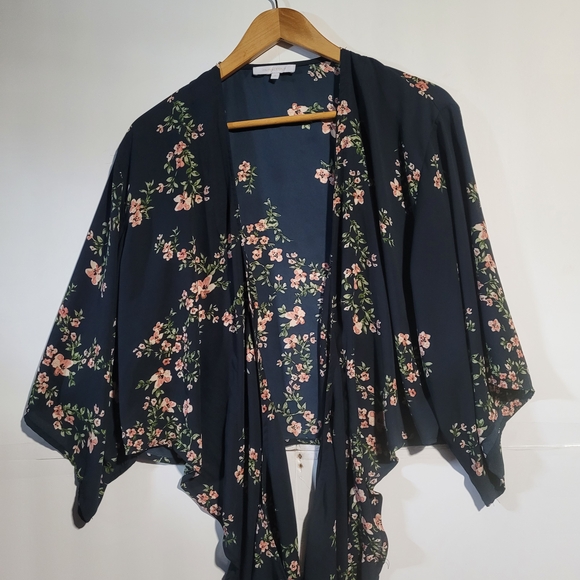 Olivaceous Lightweight Boho Navy Floral Batwing Kimono Size Small - Picture 2 of 6